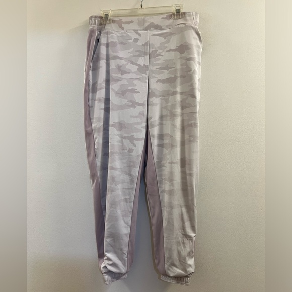 @ Athleta Brooklyn Lined Camo Jogger Shasta - Picture 10 of 15